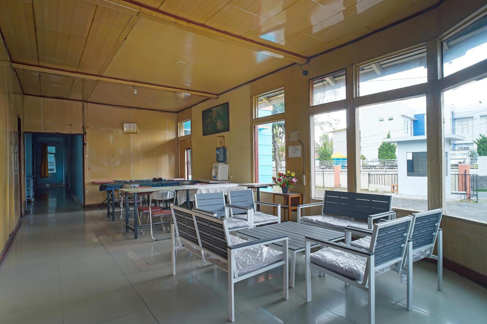 Oyo 92577 Hotel Sidikalang Near Kejaksaan Negeri Dairi Exteriör bild